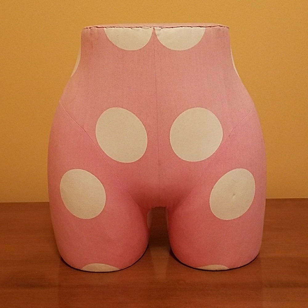 PINK (VS) Store mannequin
